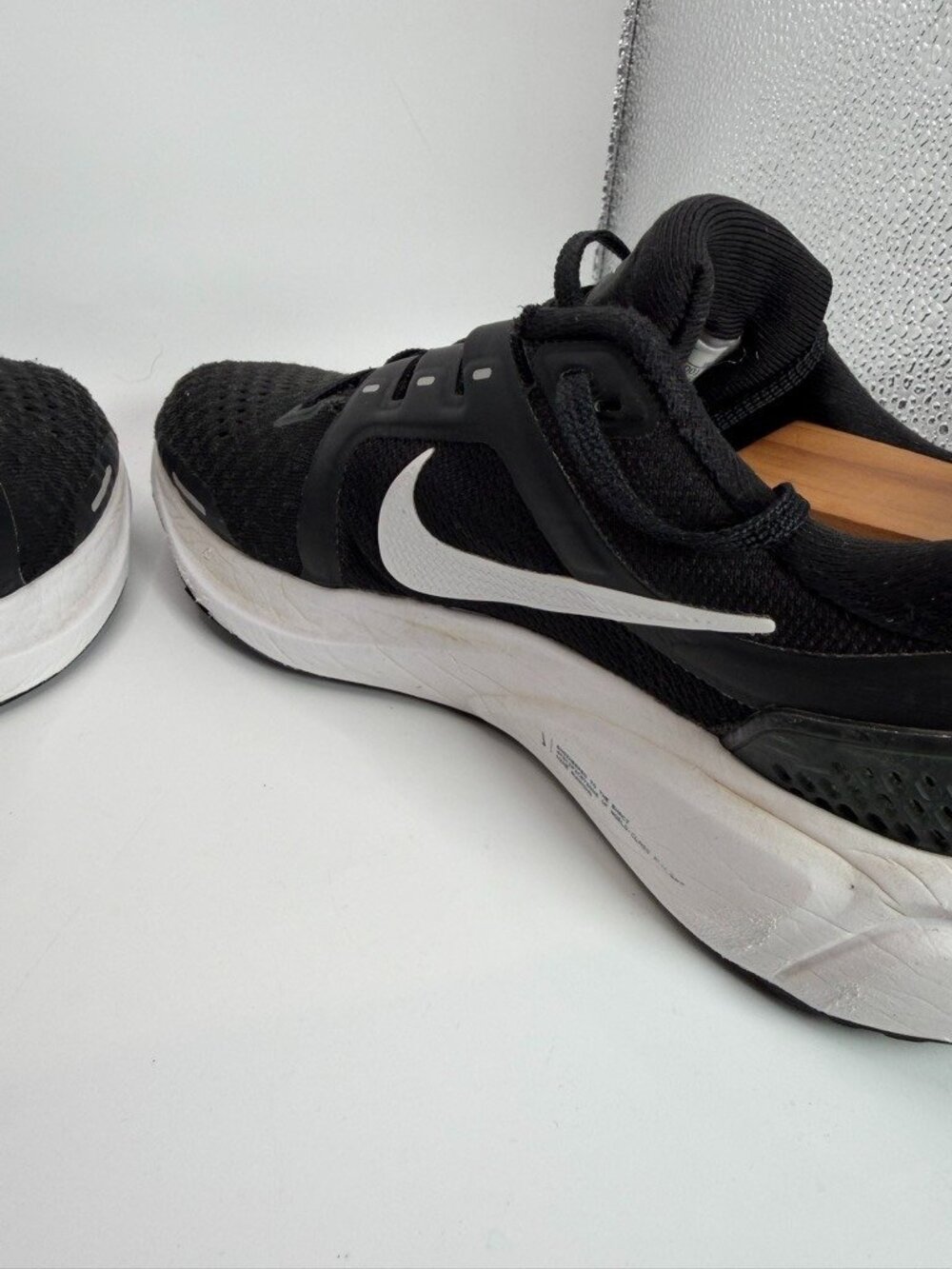 Nike Air Zoom Vomero 16 Shoes Women Size 9 Running Gym Black White DA7698-001 - Picture 7 of 12